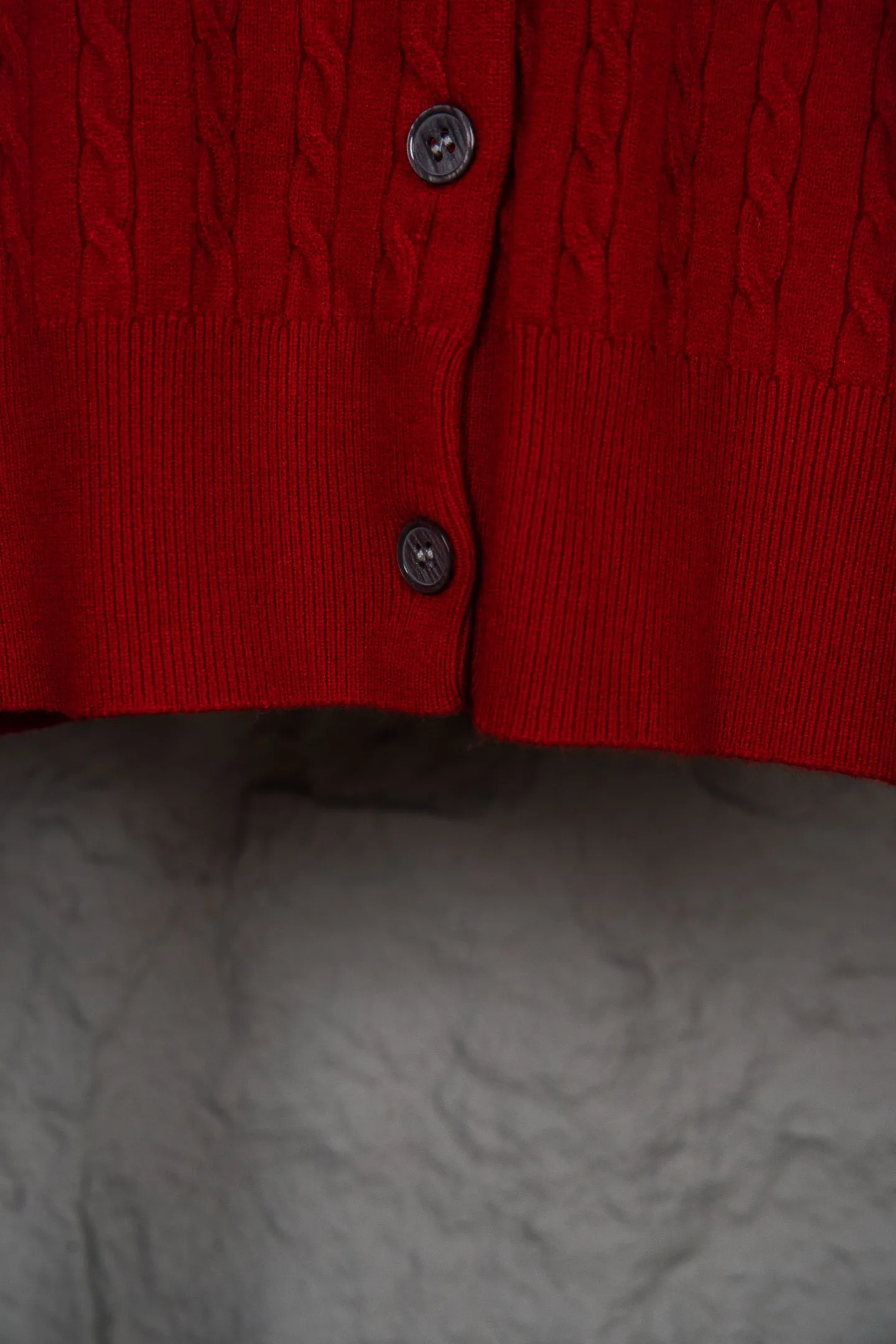 P190 Ralph Lauren Classic Round Neck Solid Color Pony Embroidered Logo Knitted Cardigan Long Sleeve Ralph Lauren Classic Basic Versatile Twist Knitted Cardigan Long Sleeve Main supply platform live broadcast Wholesale entity Replenish when out of stock Not removed from the shelves Quality 1:1 patterning Complete three standards Correct version of pony logo Imported quality cotton yarn Focus on high-end Cost-effective Good quality Needless to say Zhao Lusi's same style is really amazing, so sweet I'm so beautiful. This cardigan is really good-looking. It's simple and easy to wear. It's a must-have for goddess ootd. Good-looking clothes are never picky. A must-have in the wardrobe of goddesses. Size: S-XL. Color: black, apricot, gray, navy, red, white.